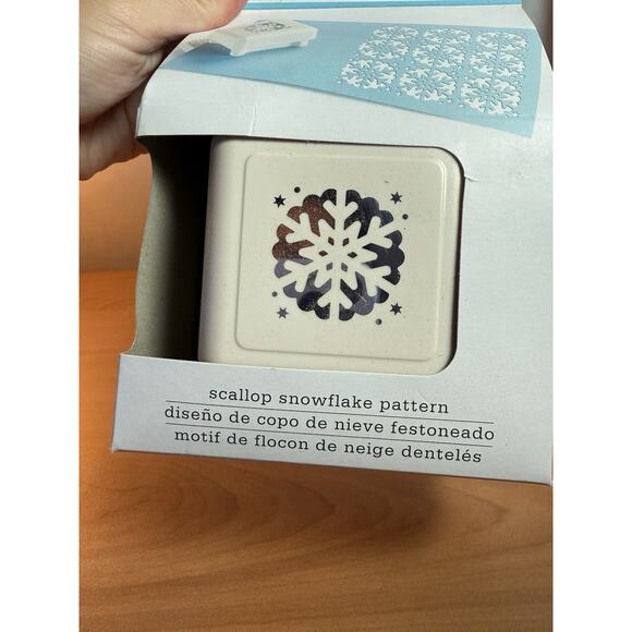 MARTHA STEWART CRAFTS PUNCH PUNCH ALL OVER THE PAGE SCALLOP SNOWFLAKE PUNCH 2011 - Picture 5 of 6